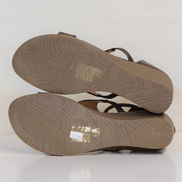 Journee Collection Womens Brown Trayle Wedge Gladiator Sandals NWOT - Picture 9 of 10